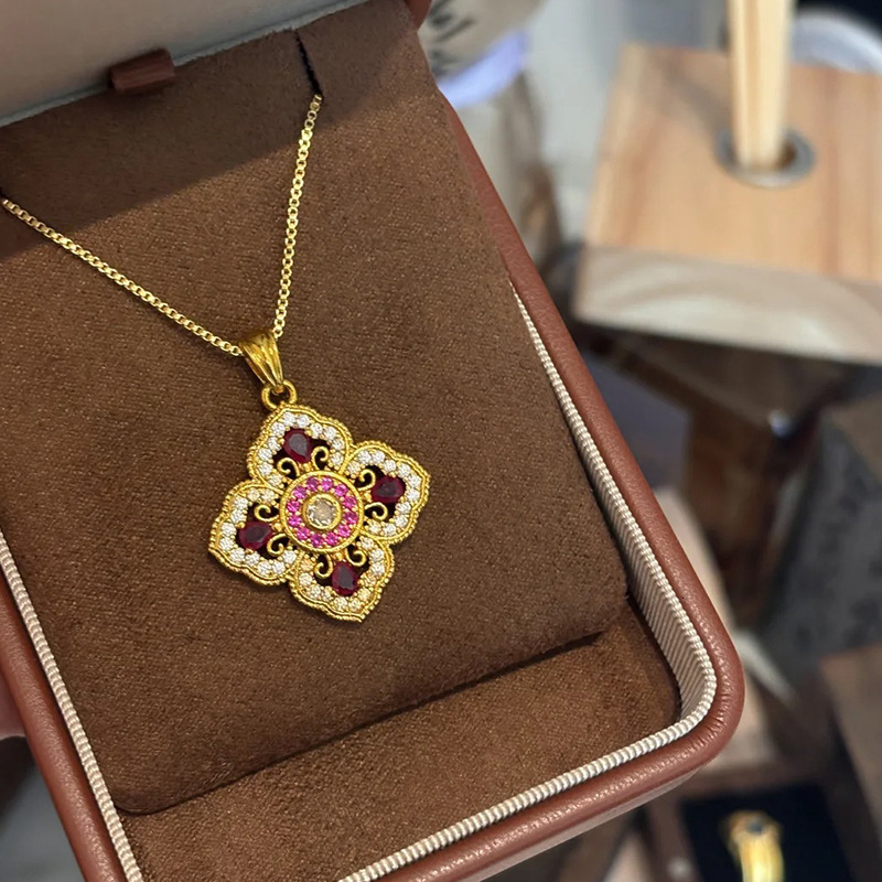 French Court Style Four-Leaf Clover Necklace Light Niche Elegant High-End Clavicle Chain for Women