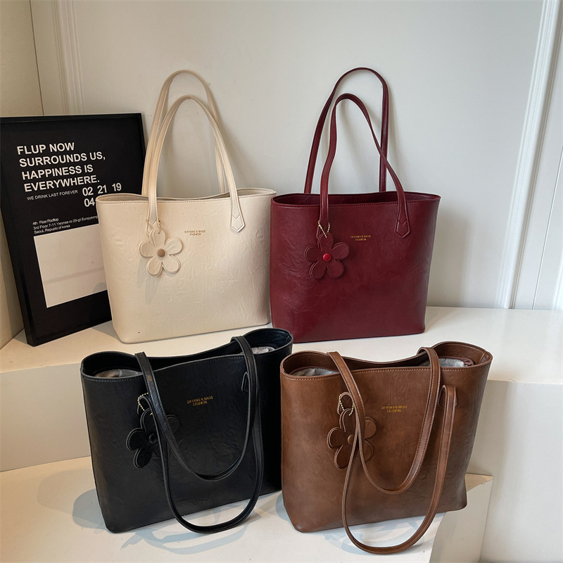 Free shipping designer Fashion Retro Style Tote Bag for Women New Versatile Commuter Bag High-End Large Capacity Shoulder Bag Underarm Bag