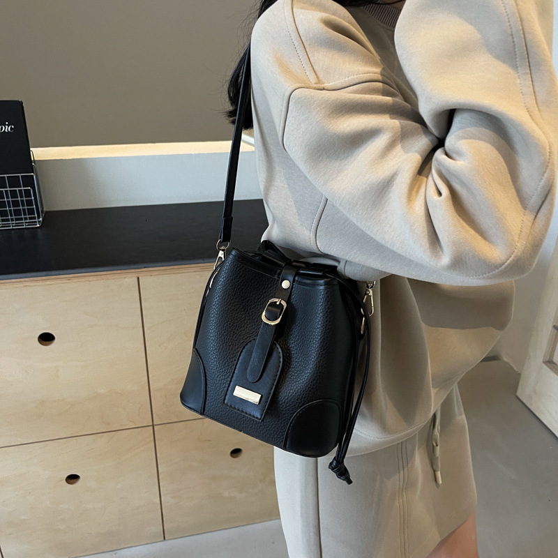 Free shipping designer This Year Trendy Fashion High-End Niche Bucket Bag Early Autumn New Women Bag Textured Simple Shoulder Bag Crossbody Bag