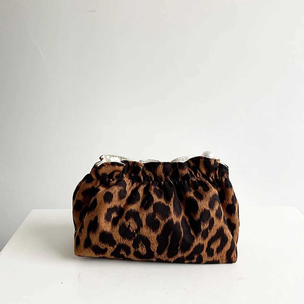 Fashion Women Pearl Zipper Makeup Bag Large Capacity Toiletry Travel Organizer Pouch Ladies Leopard Printed Make Up Bags GiftXJ250910