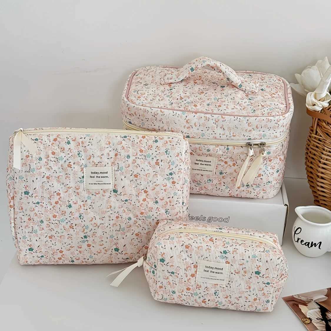 1pc Cute Flower Quilting Cotton Makeup Bag Women Zipper Cosmetic Organizer Female Cloth Handbag Portable Toiletry Case for GirlsXJ250910