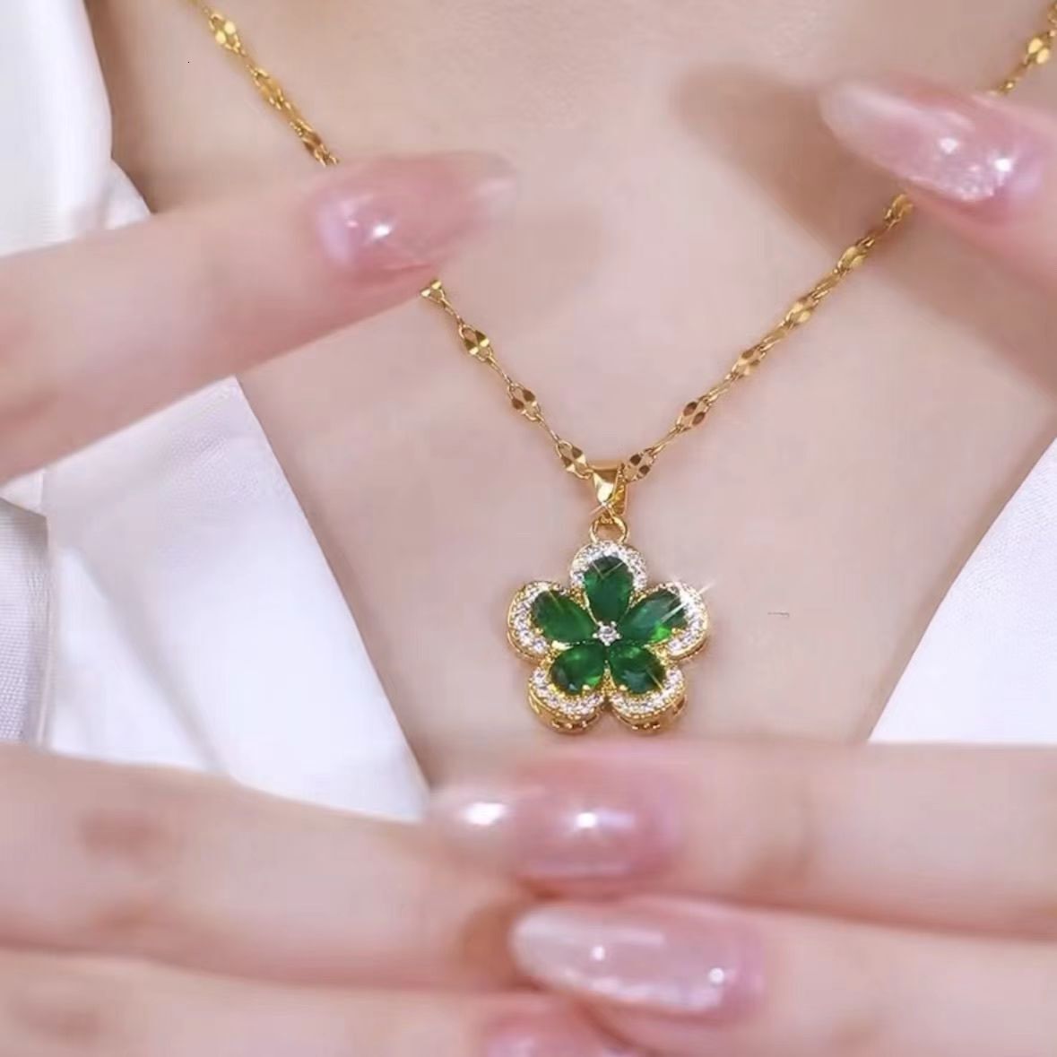 Internet Celebrity 2025 New Trendy Flower Necklace for Women, Light Niche Design, Green Collarbone Chain, High-Quality Neck Chain