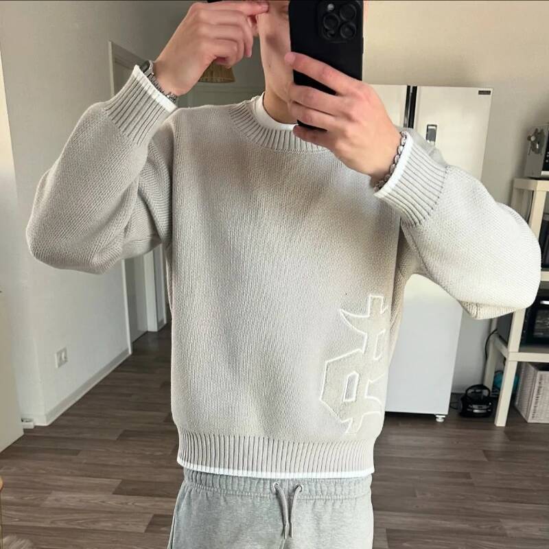 Y2K Round Neck Gray Knitted Sweater New Popular Symbol Pattern Retro Haruku Pullover Autumn Winter Warm Boxy Men's Clothing dongdumaoyi
