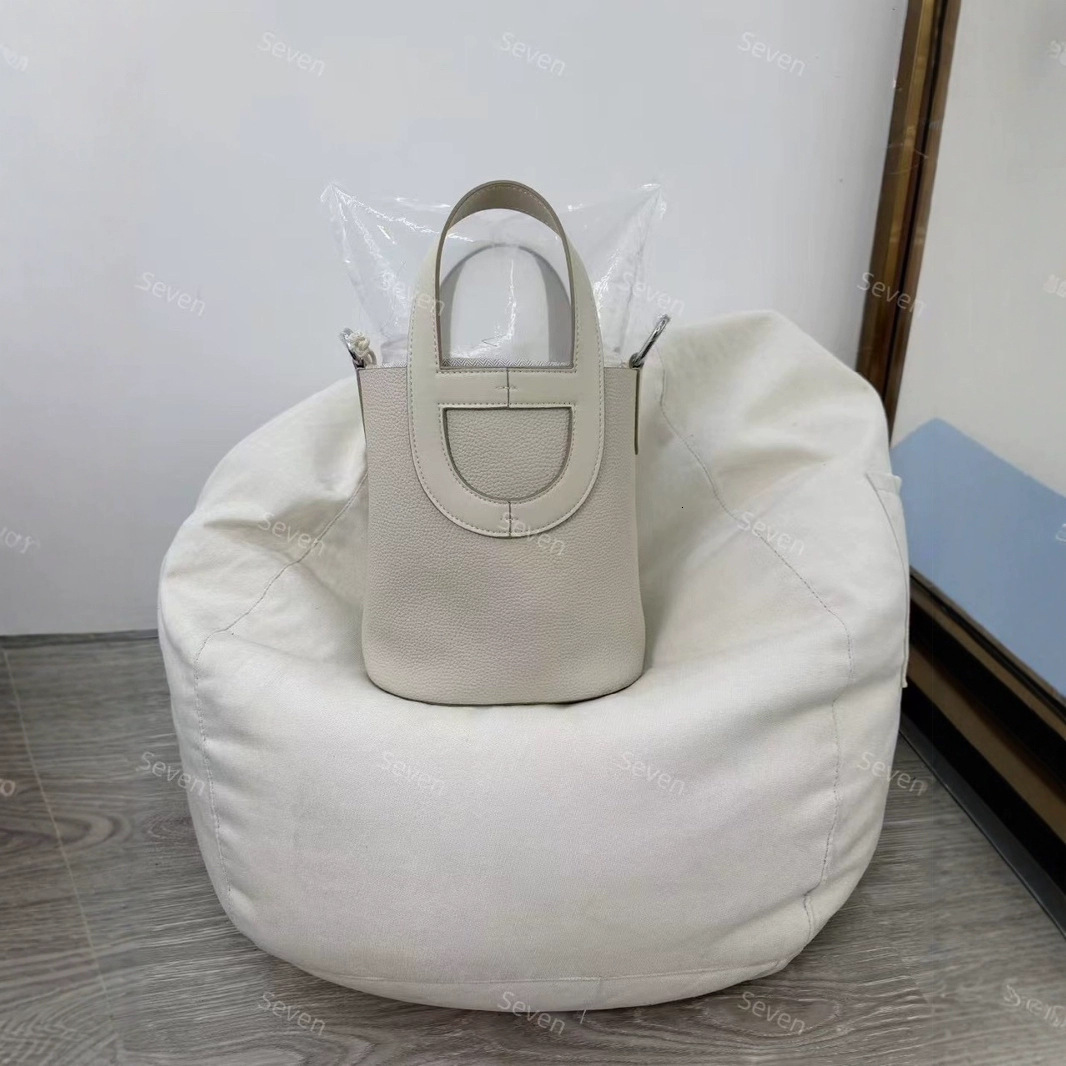 2025 new designer shoulder crossbody bag, fashionable and lightweight