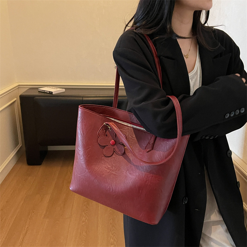 Free shipping designer Fashion Retro Style Tote Bag for Women New Versatile Commuter Bag High-End Large Capacity Shoulder Bag Underarm Bag