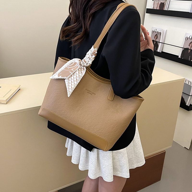 Free shipping designer High-end Large Capacity Tote Bag for Women Korean Version New Retro Single Shoulder Bag Simple Casual Fashion Underarm Bag