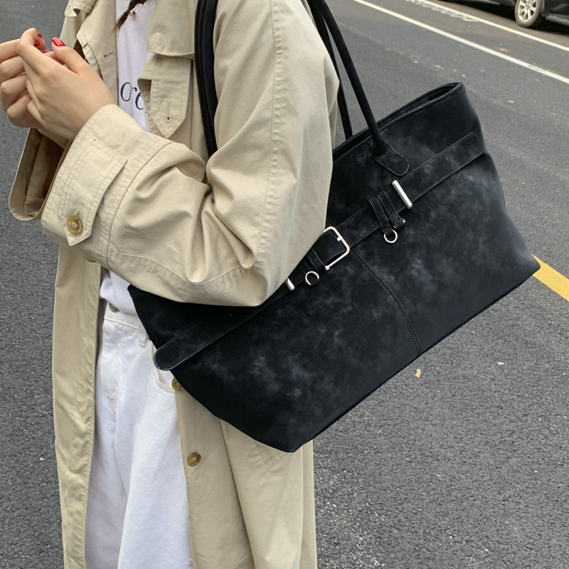Free shipping designer French Niche High-End Underarm Bag for Women Commuter Bag Vintage Single Shoulder Bag Simple Versatile Fashion Handbag