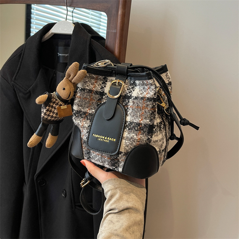 2025 New Shoulder Bag Women's Fashion Commuter Small Bag Designer Retro Crossbody Bag Checkered Bag