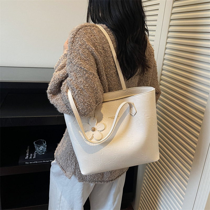 Free shipping designer Fashion Retro Style Tote Bag for Women New Versatile Commuter Bag High-End Large Capacity Shoulder Bag Underarm Bag