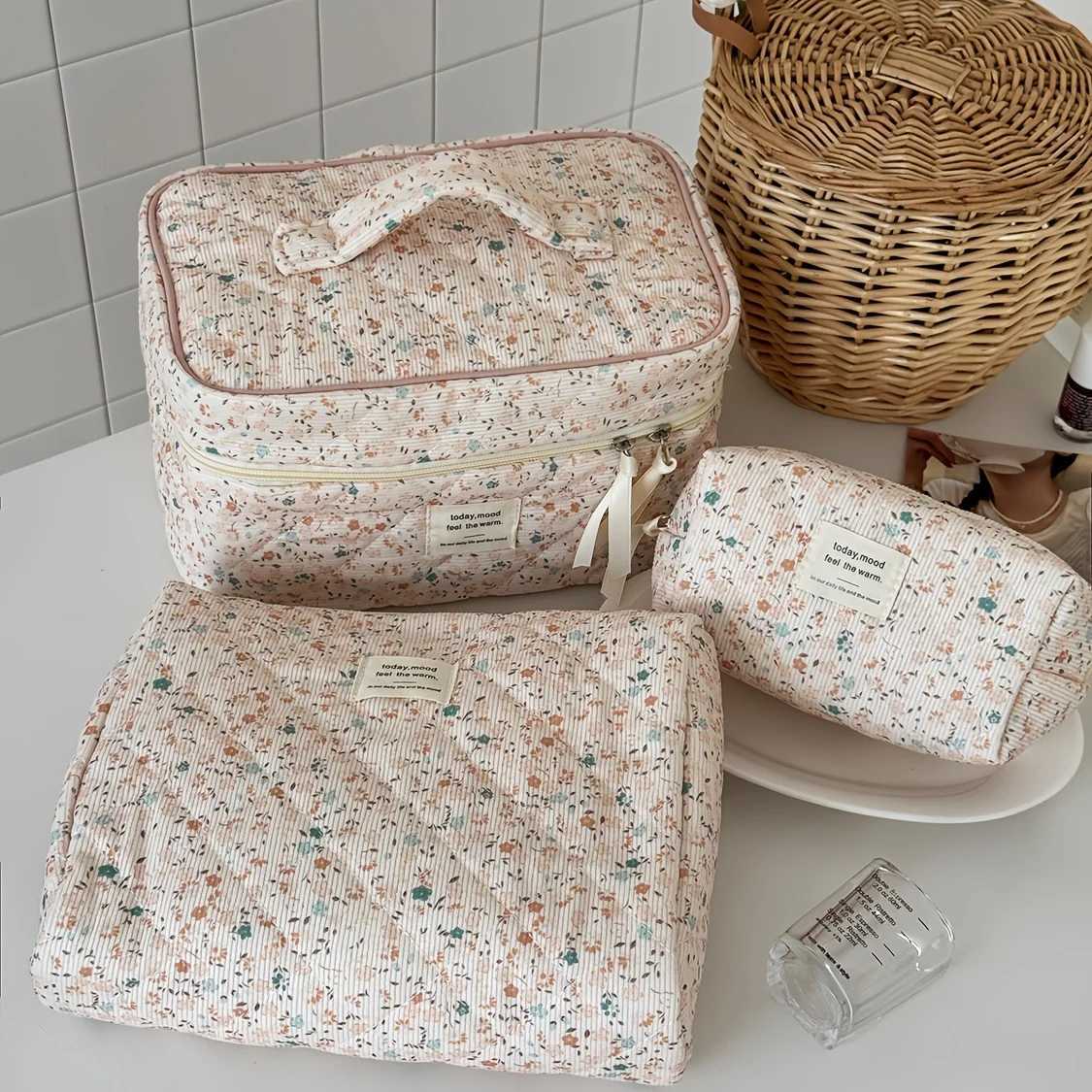 1pc Cute Flower Quilting Cotton Makeup Bag Women Zipper Cosmetic Organizer Female Cloth Handbag Portable Toiletry Case for GirlsXJ250910