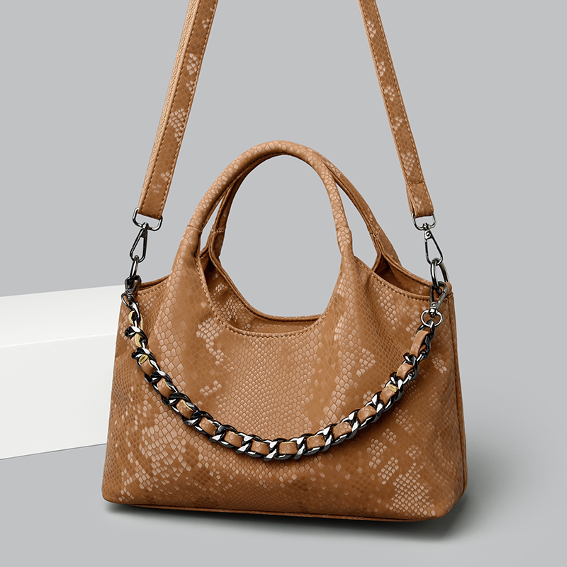 Stylish Chain Strapped Luo Tote Bag: Versatile Fashion Statement