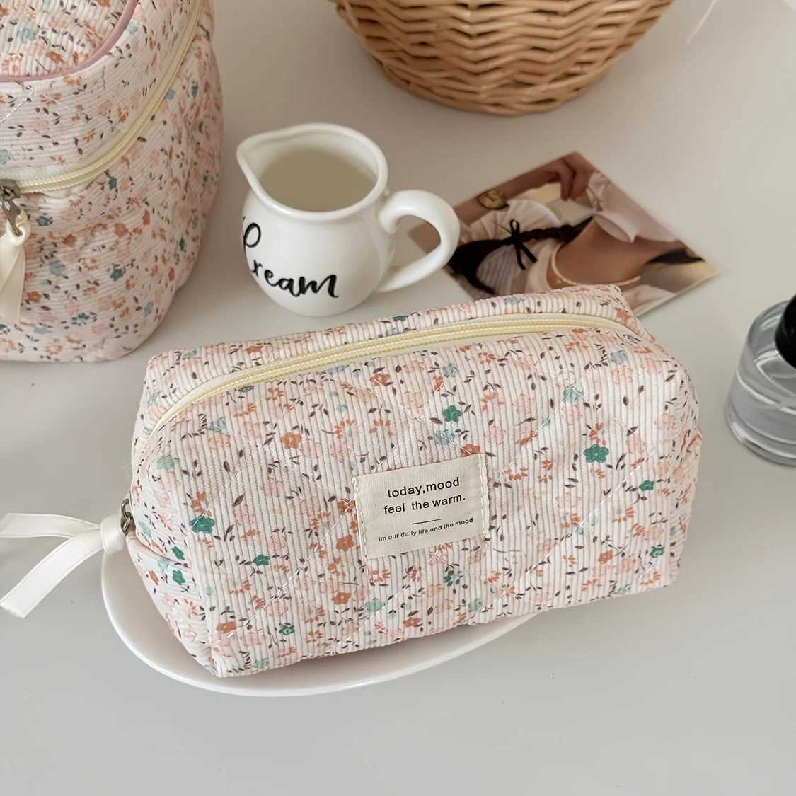 1pc Cute Flower Quilting Cotton Makeup Bag Women Zipper Cosmetic Organizer Female Cloth Handbag Portable Toiletry Case for GirlsXJ250910