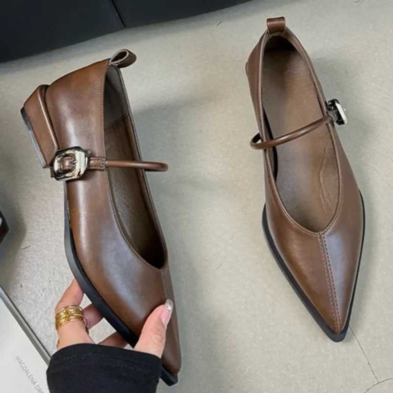 Pointed Toe Women Shoes Buckle Strap Solid Color Retro Designer Brand Low Heel Shallow Female Shoes Leather Concise Casual Shoes W250910