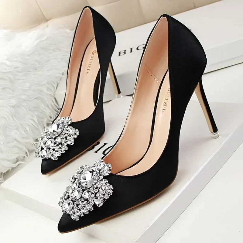 Women Satin 10cm High Heels Sexy Crystal Drag Queen Pumps Lady Pointed Toe New Red Green Formal Occasion Evening Banquet Shoes W250910