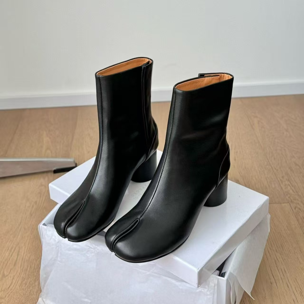 Boots Black calfskin Split toe boot Leather outsole Ankle Boots slipon round Toe block heel booties Fashion Boot Side buckle women luxury designer shoes 3542 with bag