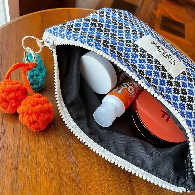 Memory Blue Cherry Pendant Makeup Bag Vintage Handmade Yarn Woven Geometric Portable Large Capacity ClutchXJ250910