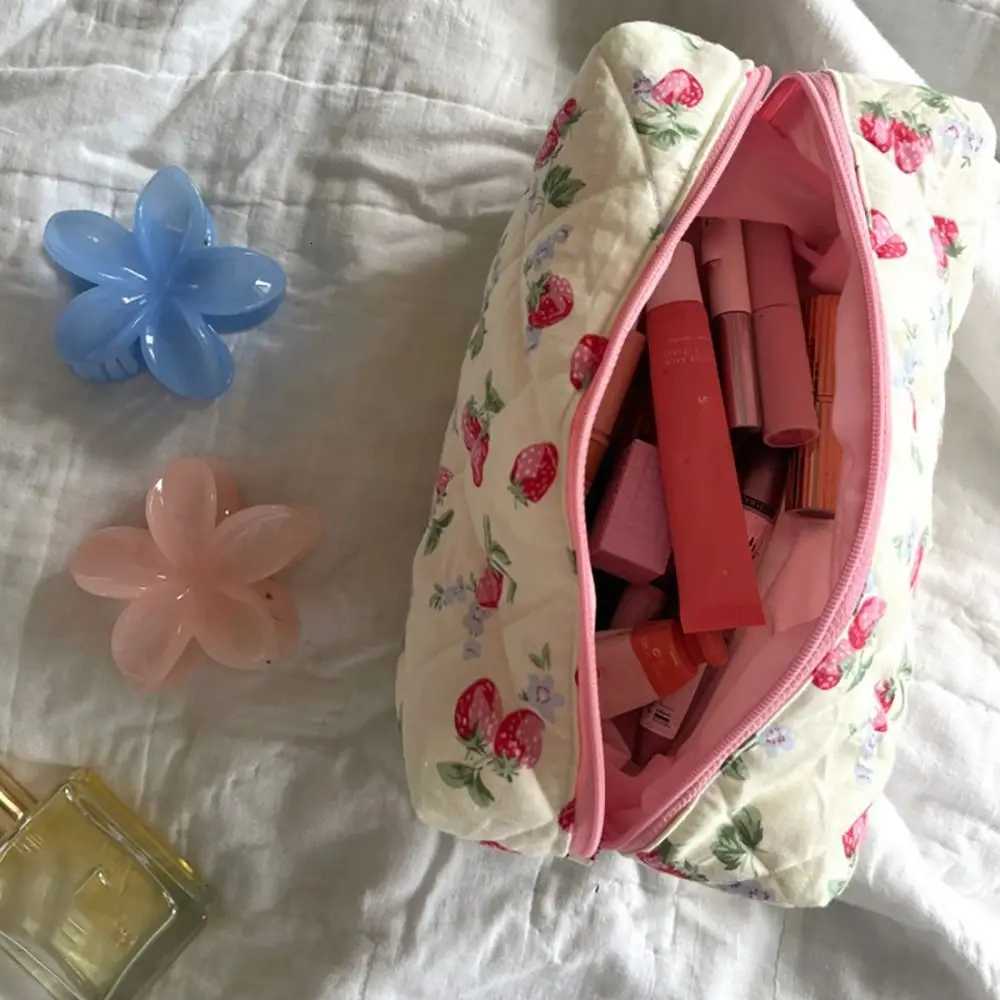 Storage Organizer Floral Puffy Quilted Makeup Bag Cosmetic Pouch Flower StrawberryPrinted Large Travel Cosmetic BagXJ250910