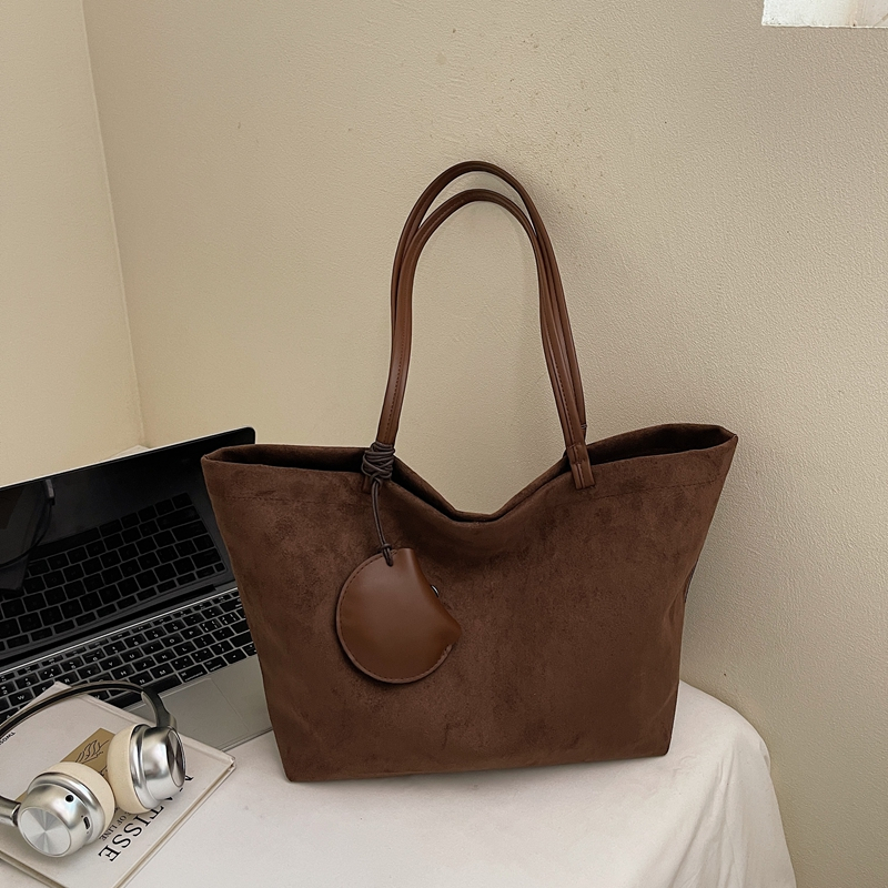 Fashionable, luxurious, large capacity single shoulder backpack for women, simple and versatile handbag, essential crossbody bag for women's shop