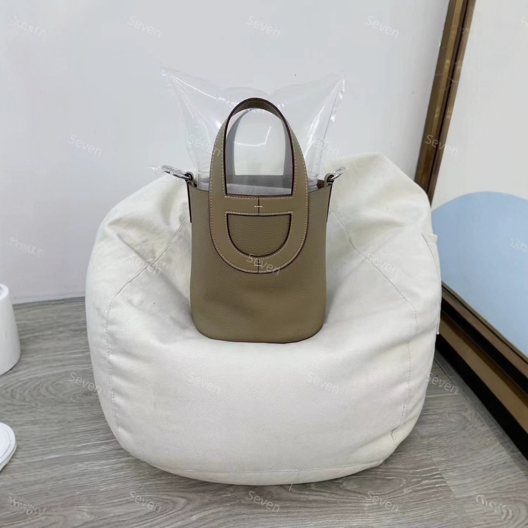 2025 new designer shoulder crossbody bag, fashionable and lightweight