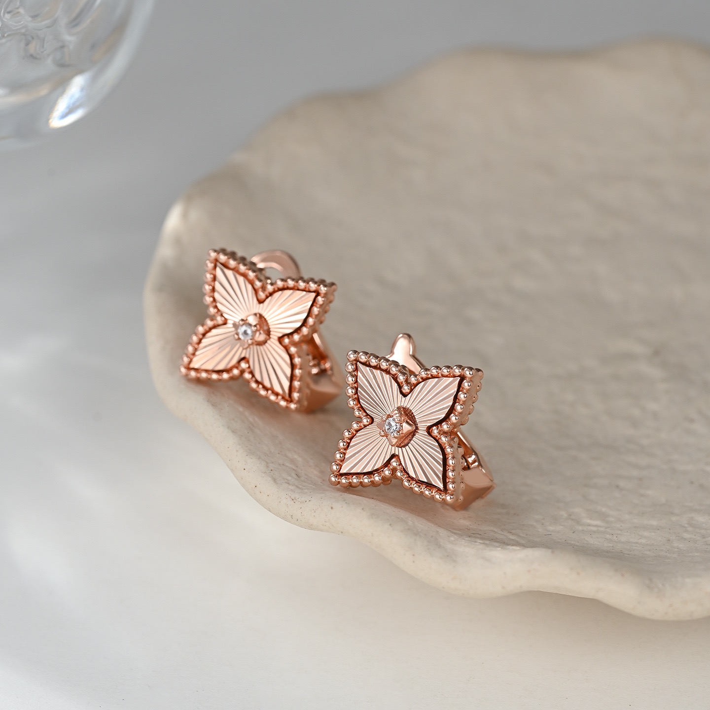 Rose gold genuine gold electroplated light luxury ear buckle temperament versatile classic old flower clover earrings for women
