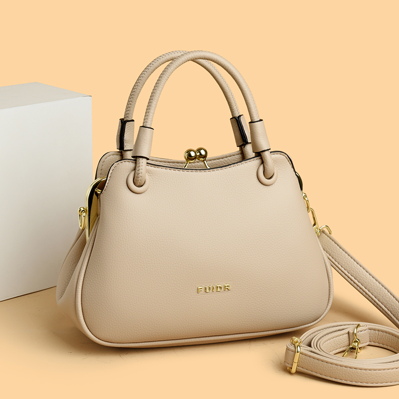 Luxury Equestrian-Inspired Tote for Her: Sturdy Fabrication Meets Opulent Appeal