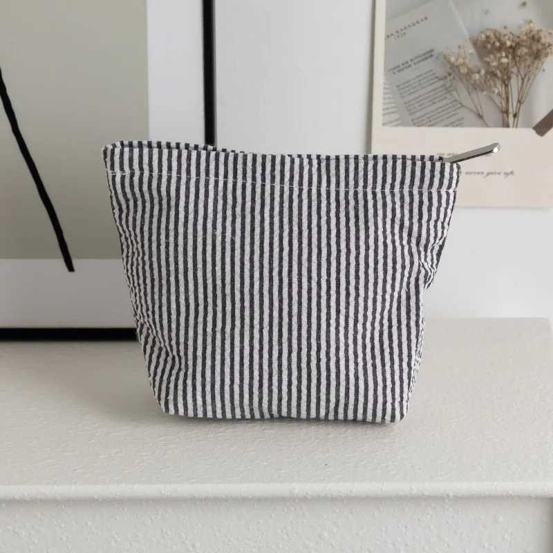 New Striped Clutch Cosmetic Bag for Women Girl Large Capacity Makeup Pouch Toiletries Bag Travel Outdoor Makeup StorageXJ250910