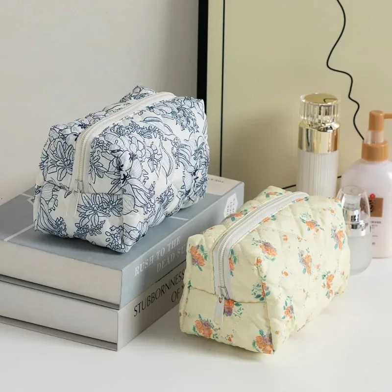 Small Sweet Flower Quilted Makeup Storage Bag for girl Travel Organizer Cosmetic Toiletry Pouch Cute Make Up Handbag Floral BagsXJ250910