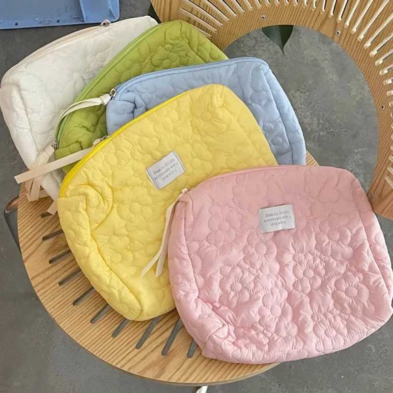 Flower Pattern Women Makeup Bag Toiletries Cosmetic Organizer Zipper Bag Travel Wash Pouch Cosmetic Bag Female Make Up BagsXJ250910
