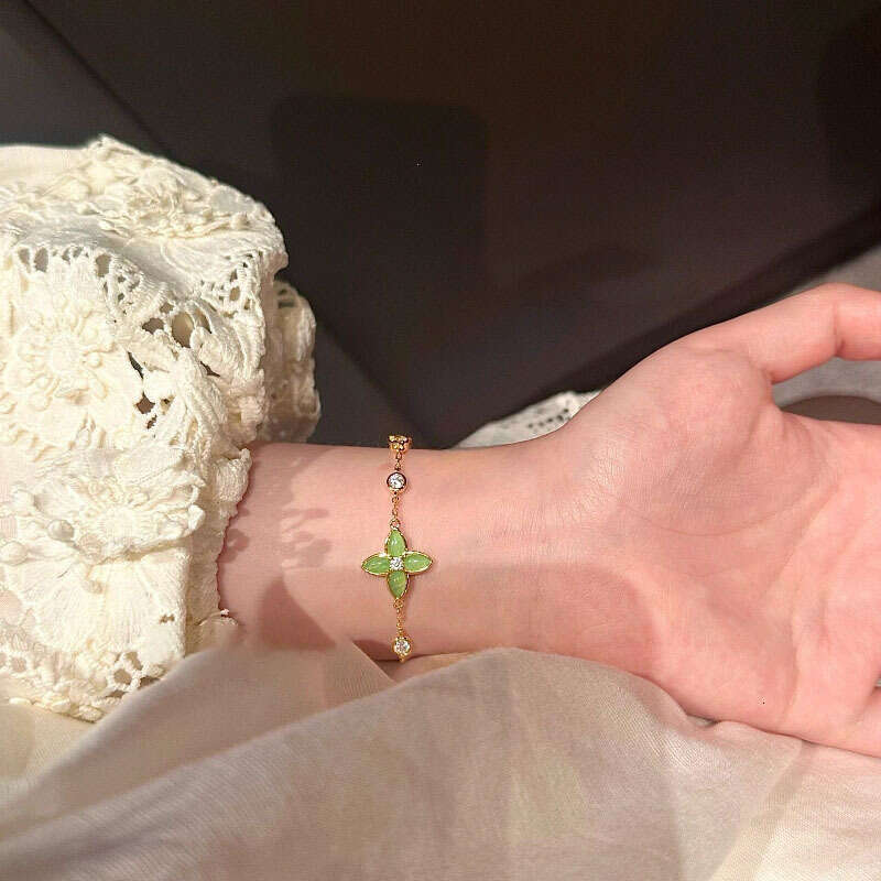 French New Chinese Style Green Chalcedony Jasper Four-Leaf Clover Bracelet Elegant and Whitening High-End Jewelry