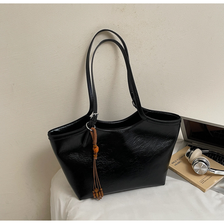 Free shipping designer Vintage Large Capacity Tote Bag for Women Commuter Bag Shoulder Bag Fashionable Trendy Crossbody Bag High-End Underarm Bag