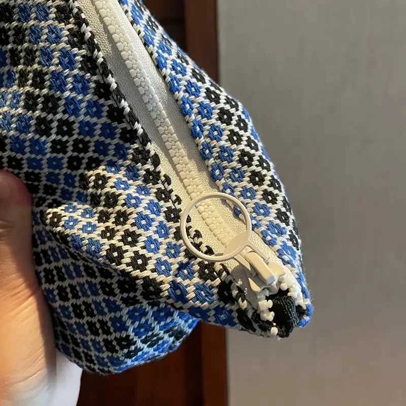 Memory Blue Cherry Pendant Makeup Bag Vintage Handmade Yarn Woven Geometric Portable Large Capacity ClutchXJ250910