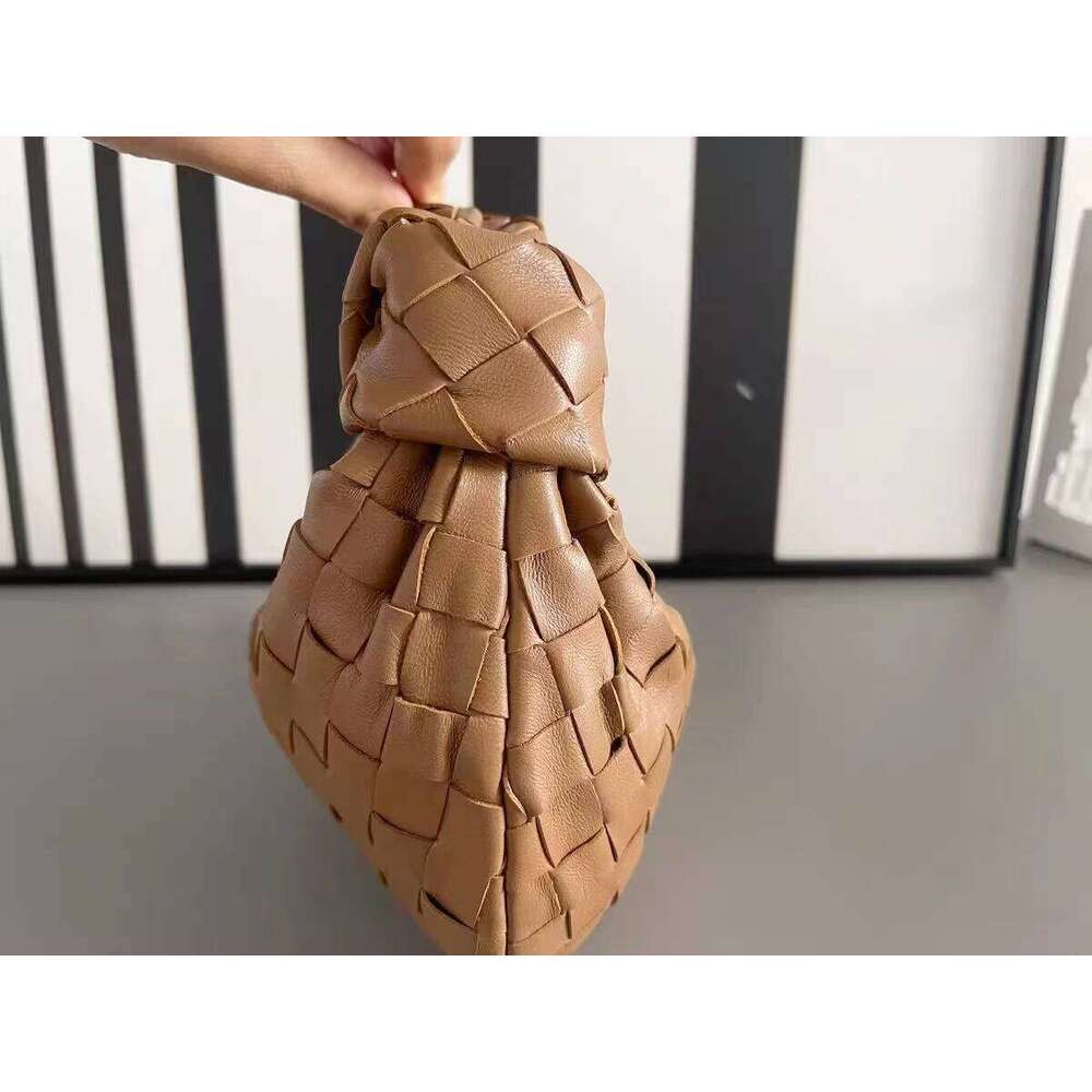 Hot Selling Fashionable Versatile Cow Leather Women's Small Square Crossbody Shoulder Bag Single Handle Wristlet For Camera Designer Bags