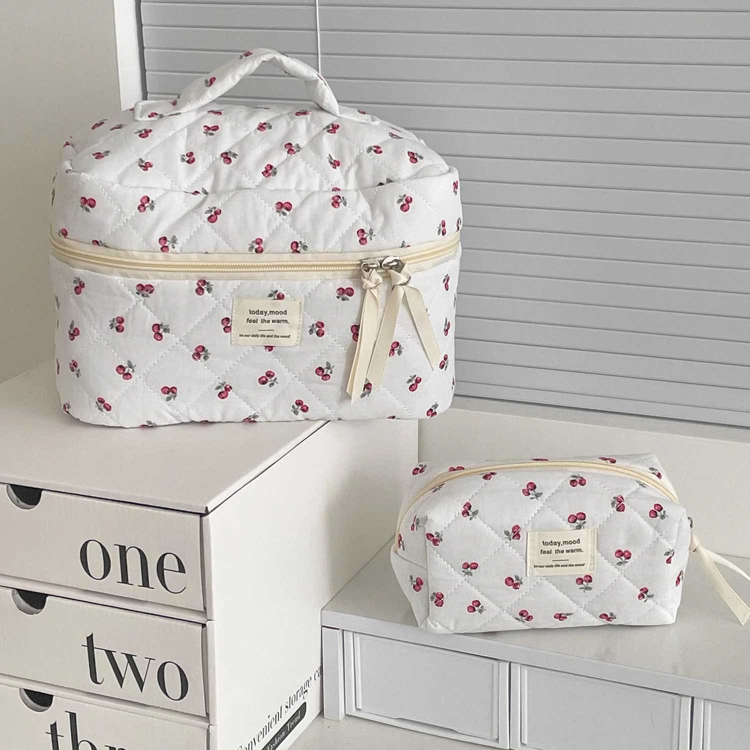 Cherry Makeup Bag Womens Cosmetic Bags Fashion Portable Cute Cosmetic Travel Storage Pouch Handbag Cotton Quilted Zipper PurseXJ250910