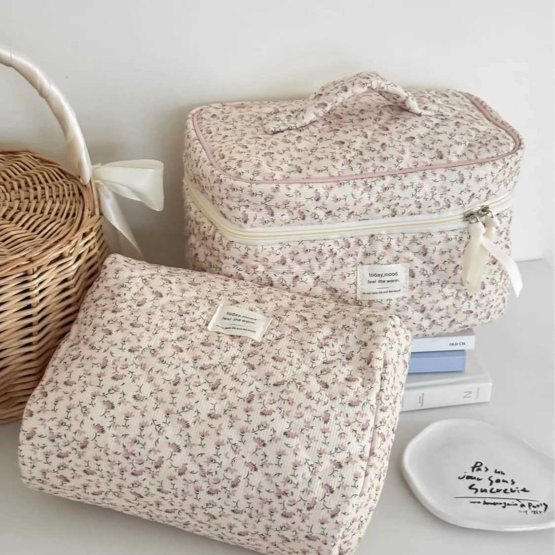 Vintage Corduroy Womens Floral Cosmetic Bag Retro Ladies Travel Storage Bags Handbags Portable Female Makeup Case Clutch PurseXJ250910