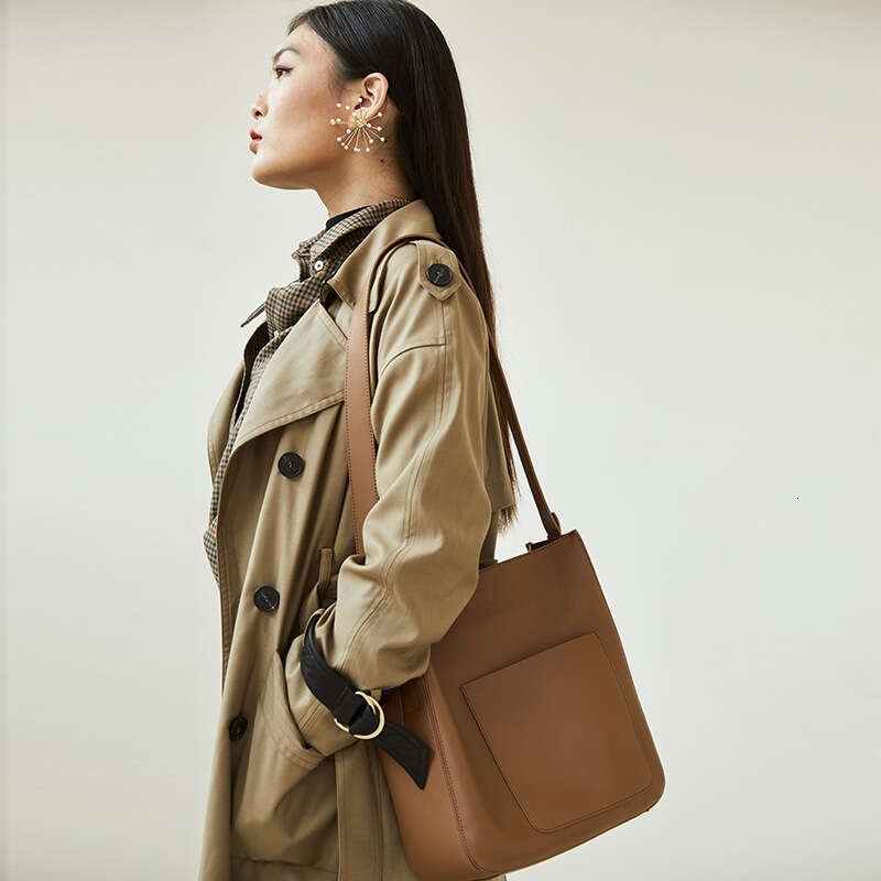 Luxury bag New Genuine Leather Casual Shoulder Crossbody Women s Bucket Niche Design Commuting Tote Bag