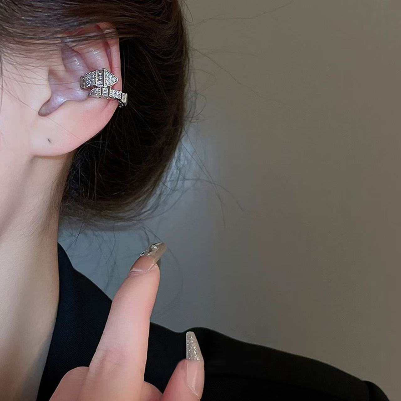 Serpentine shaped zircon ear clip, niche creative, no ear hole ear bone clip