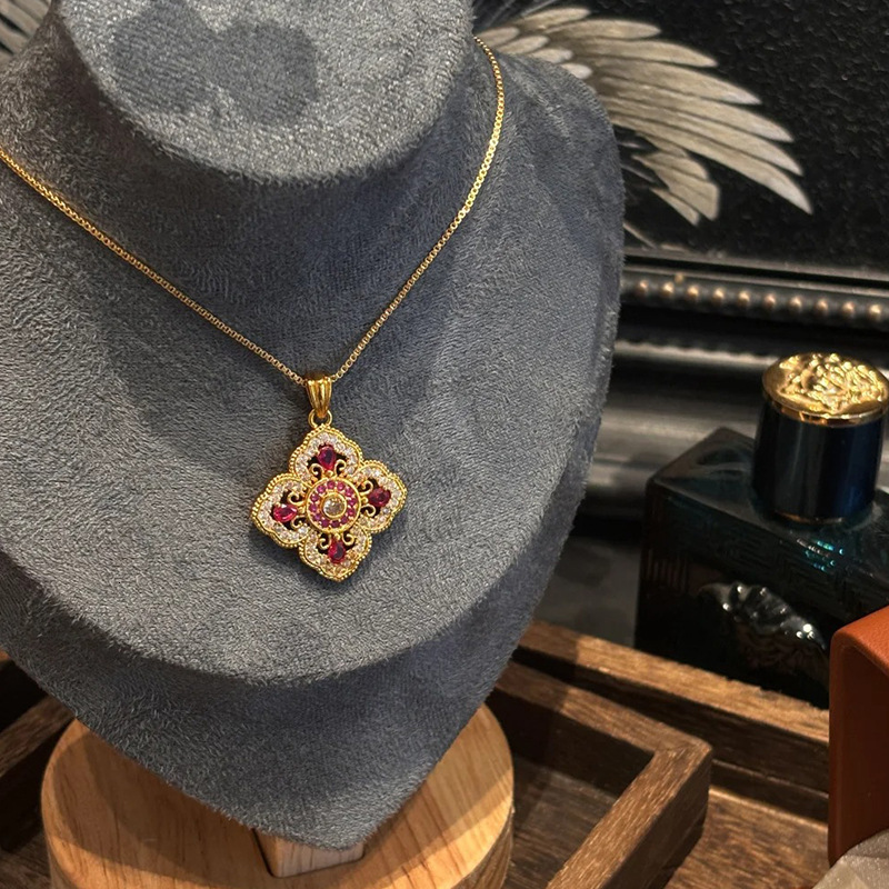 French Court Style Four-Leaf Clover Necklace Light Niche Elegant High-End Clavicle Chain for Women