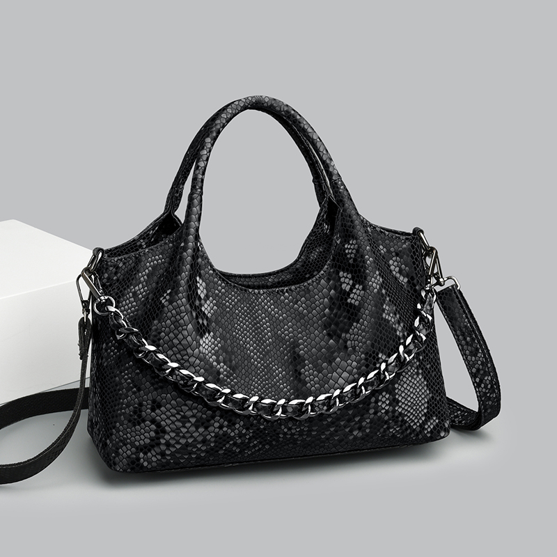 Stylish Chain Strapped Luo Tote Bag: Versatile Fashion Statement