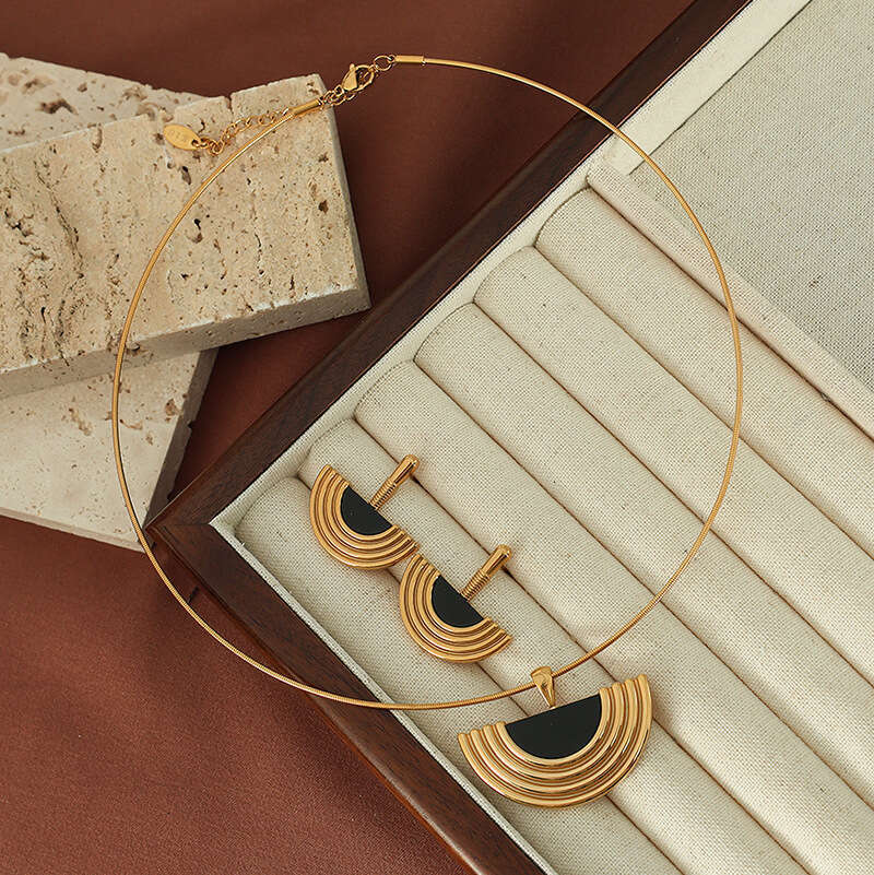Classical Temperament Acrylic Choker Pendant Necklace Earrings Set Exquisite Fan-shaped Design Sense Jewelry