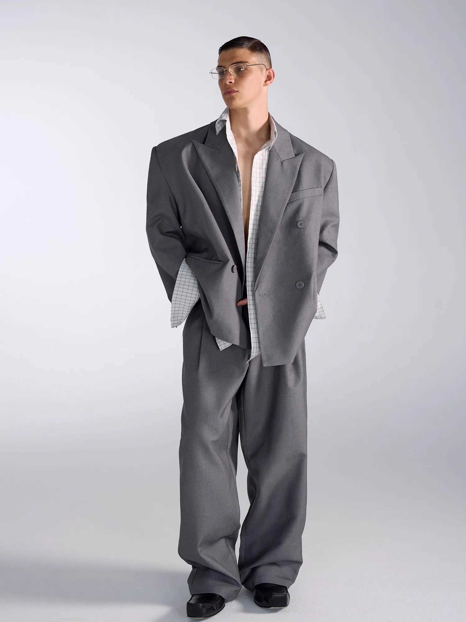 Mauroicardi Spring Autumn Oversized Grey Blazers for Men Peaked Lapel Shoulder Pads Double Breasted Luxury Designer Clothes 2025 W250910