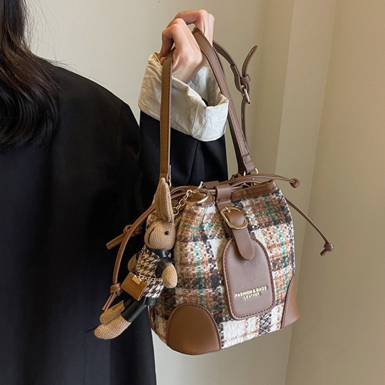 2025 New Shoulder Bag Women's Fashion Commuter Small Bag Designer Retro Crossbody Bag Checkered Bag