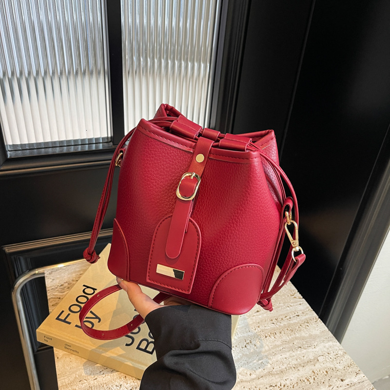 Free shipping designer This Year Trendy Fashion High-End Niche Bucket Bag Early Autumn New Women Bag Textured Simple Shoulder Bag Crossbody Bag