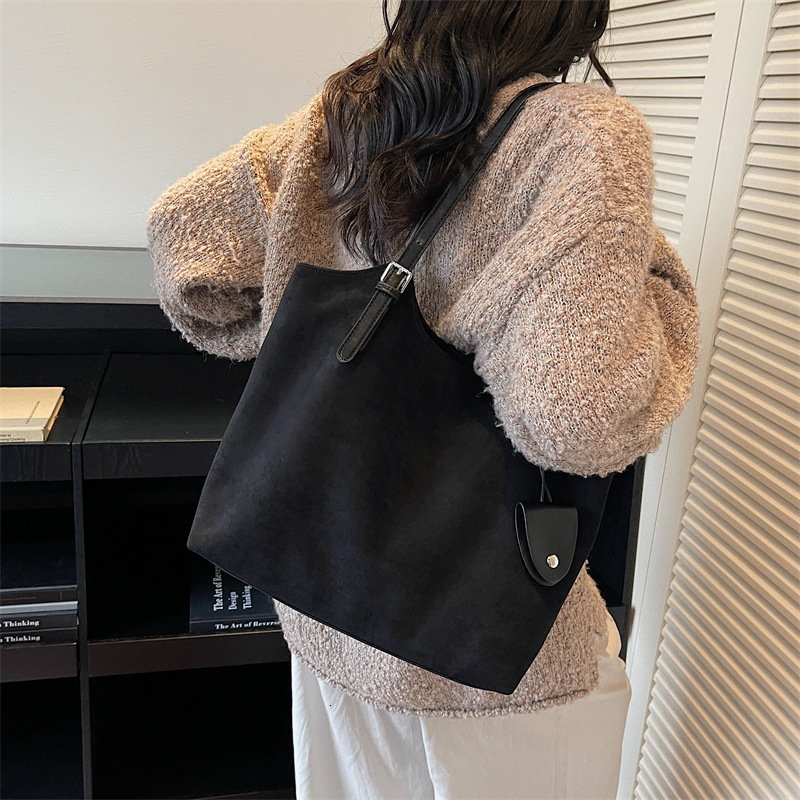 Free shipping designer Vintage Large Capacity Tote Bag for Women New Versatile Stylish Niche Underarm Bag Fashionable Simple Shoulder Bag