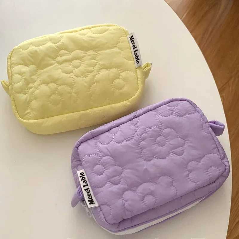 Cute Cosmetic Storage Bag Quilted Flowers Design Cosmetic Bag Soft Comfortable Makeup Bag for Lipstick Tissue Jewelry PouchXJ250910