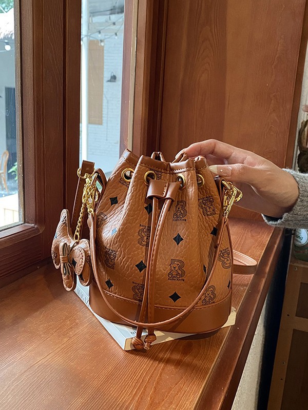 Free shipping designer bag Comfortable handbag simple and fashionable commuting shoulder bag