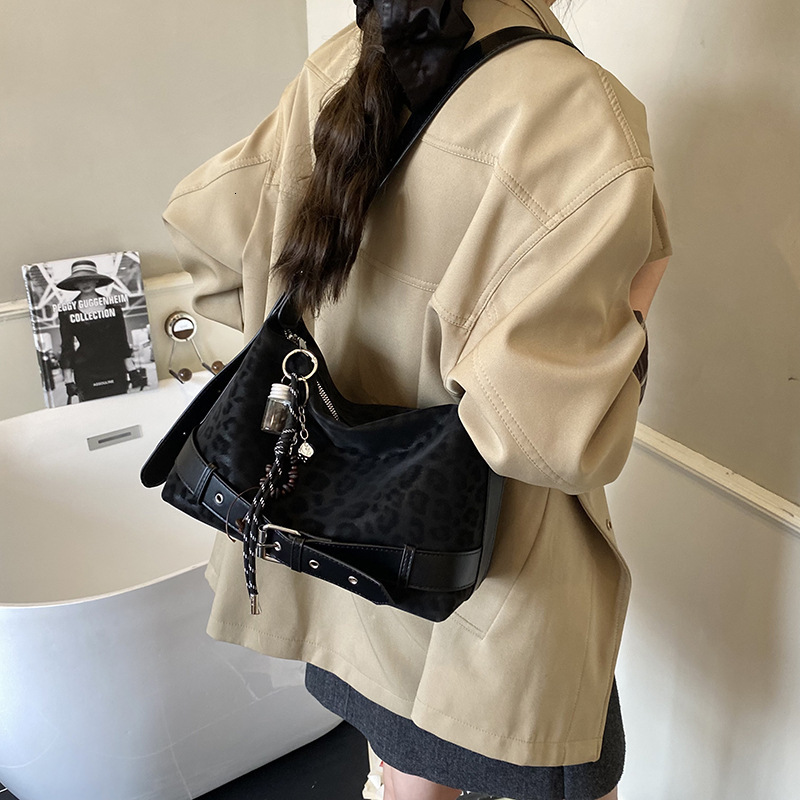 Free shipping designer High-end Single Shoulder Bag for Women Vintage Matte Large Capacity Tote Bag Versatile Commuter Bag Crossbody Bag