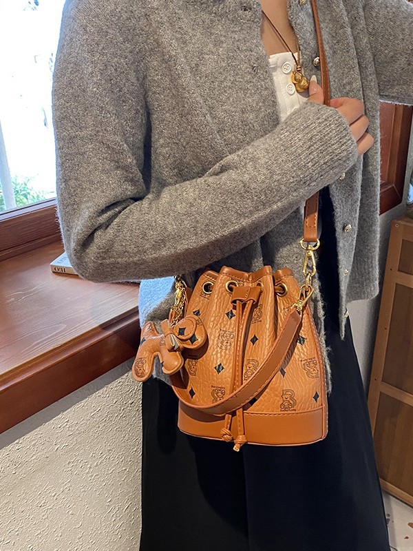 Free shipping designer bag Comfortable handbag simple and fashionable commuting shoulder bag