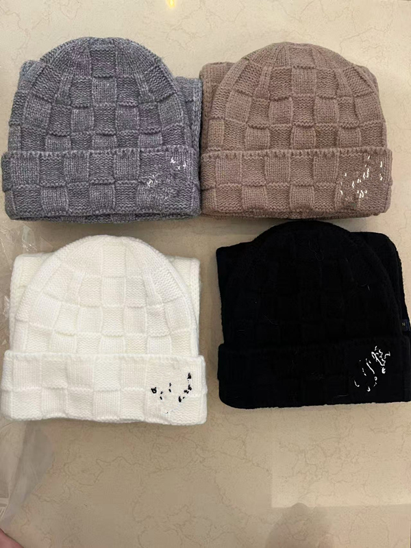 2025 Winter warm scarf suit hat plaid knit hat scarf suit autumn fashion high street style couple bean dot scarf scarf designer scarf hat 211