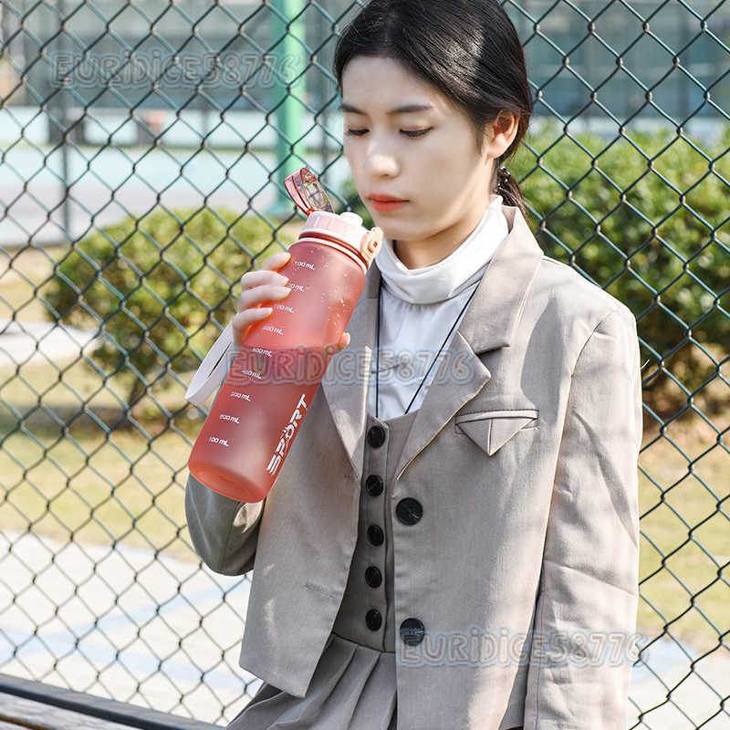 New Sandblasting 1l Plastic Cup for Mens Outdoor Highcapacity Sports and Fitness Water Bottle Student Bouncing Water Cup Female Space Cup H250911