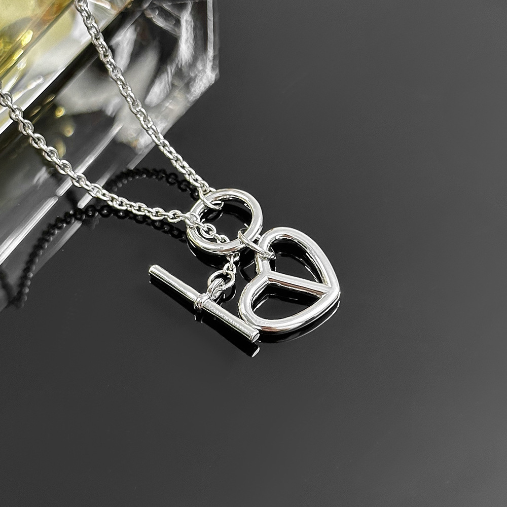 New Aijia OT Buckle Heart Pig Nose Necklace for Women High-end Simple Elegant Heart-shaped Collarbone Chain